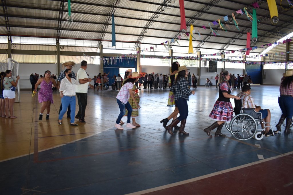 Carreta da Alegria' contagia alunos da Apae